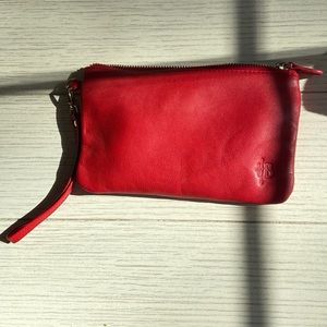 Handbag Butler charging wristlet
